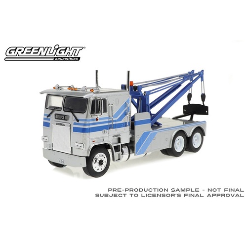 Greenlight Collectibles - 1/43 1984 Freightliner FLA 9664 Tow Truck -  Silver with Blue Stripes - GL86632