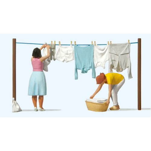Preiser - G Women Hanging Out Laundry - 44936